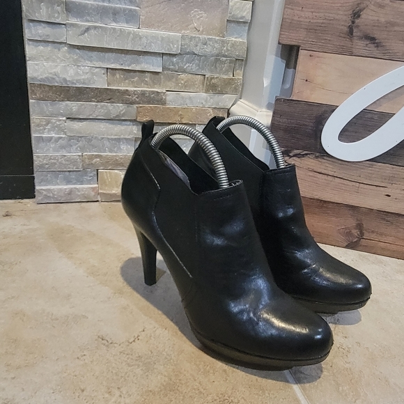 Adrienne Vittadini Shoes - Adrienne Vittadini Womens Booties, Style Av-Patia, Color Black, Size 8. Pre-owne